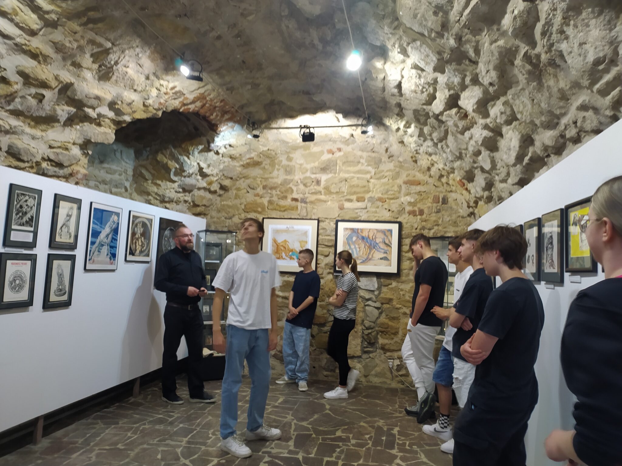 Zachwyt Tatuażem: Niezapomniana Wizyta w Galerii BWA „u Jaksy” w Miechowie