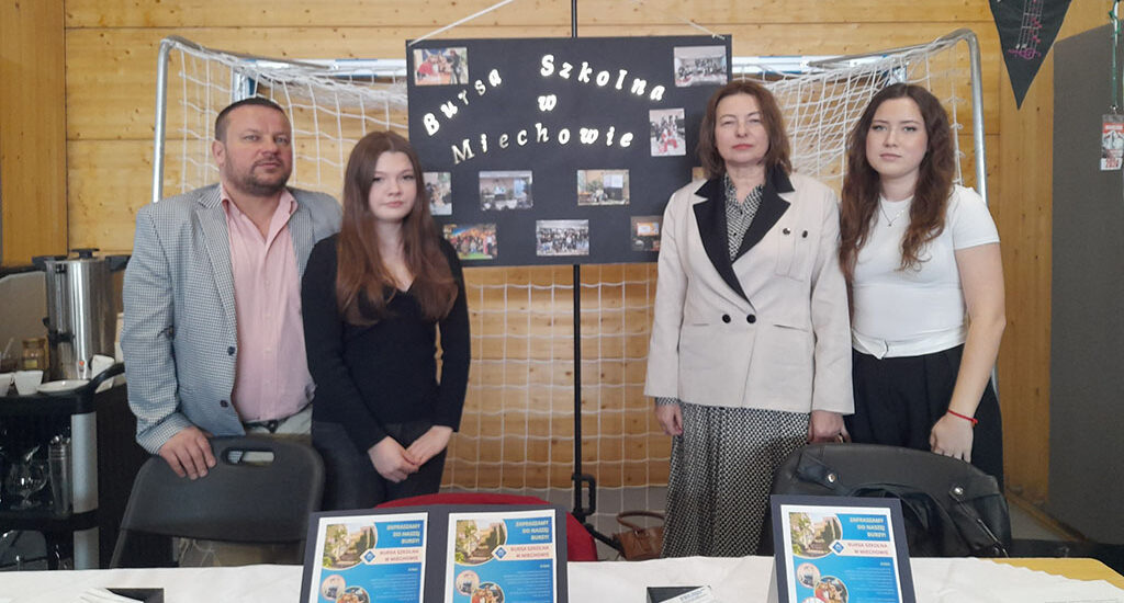 Stoisko Bursy Szkolnej w Miechowie podczas Powiatowych Targów Edukacji – przedstawiciele bursy udzielają informacji odwiedzającym, prezentują materiały promocyjne oraz odpowiadają na pytania dotyczące warunków pobytu i oferty placówki