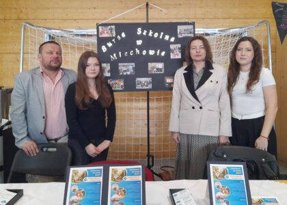 Stoisko Bursy Szkolnej w Miechowie podczas Powiatowych Targów Edukacji – przedstawiciele bursy udzielają informacji odwiedzającym, prezentują materiały promocyjne oraz odpowiadają na pytania dotyczące warunków pobytu i oferty placówki