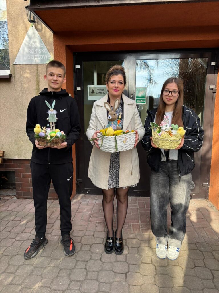 Wychowankowie bursy szkolnej podczas warsztatów wielkanocnych wykonują ręcznie stroiki świąteczne z motywami wiosennymi, takimi jak zajączki, pisanki i kurczaczki. Na zdjęciach widoczne są efekty ich pracy oraz wspólne zaangażowanie w tworzenie dekoracji w sali zajęć i przed budynkiem placówki