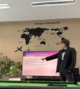 Spotkanie młodzieży z lekturą szkolną poświęcone „Dziadom cz. III” Adama Mickiewicza. Na zdjęciach wychowawca bursy prezentuje przygotowaną prezentację, a w tle widoczne są slajdy omawiające utwór, jego bohaterów i poszczególne sceny.