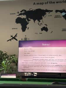 Spotkanie młodzieży z lekturą szkolną poświęcone „Dziadom cz. III” Adama Mickiewicza. Na zdjęciach wychowawca bursy prezentuje przygotowaną prezentację, a w tle widoczne są slajdy omawiające utwór, jego bohaterów i poszczególne sceny.