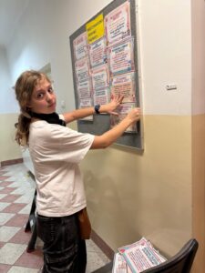 Czworo wychowanków Bursy Szkolnej prezentuje wspólnie przygotowany plakat „Stop przemocy, start szacunku”, promujący przeciwdziałanie przemocy, szacunek i wzajemną pomoc.