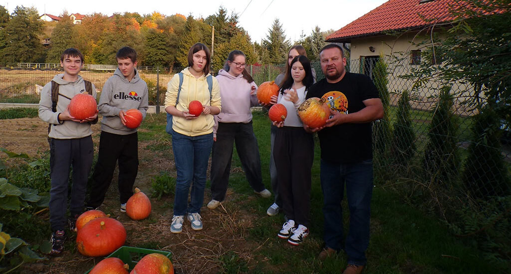 Wychowankowie Bursy Szkolnej w Miechowie podczas warsztatów artystyczno-integracyjnych z okazji Halloween. Zdjęcia przedstawiają zbieranie dyń w gospodarstwie rolnym, tworzenie halloweenowych lampionów, malowanie ozdób gipsowych oraz wspólną pracę i integrację młodzieży podczas zajęć.